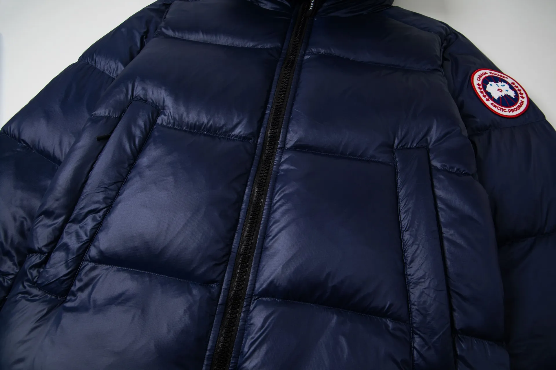 P790 model number: G122 Canada Goose's new Crofton series of lightweight couple's hooded down jacket 1️⃣The fabric is made of recycled Feather-Light tear-resistant fabric, which is ultra-light and has no sense of weight on the upper body. The unique black label highlights the temperament. The interior is filled with white duck down, making the upper body very light and comfortable! 2️⃣It is very youthful and energetic, and can be easily worn by both men and women. It is very in line with the fashion aesthetic concepts of today's young people! 3️⃣ Full set of customized accessories, complete with three standards, same style for men and women, a must-have for couples Color: Picture color Size: S, M, L, XL